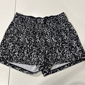Lululemon Pack Light Short (2.5") Size 6